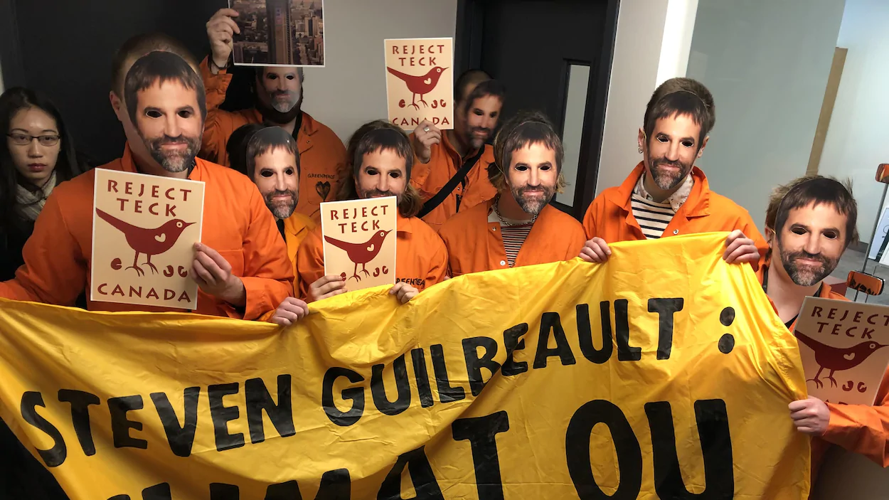 Projet Frontier : des manifestants interpellent Steven Guilbeault